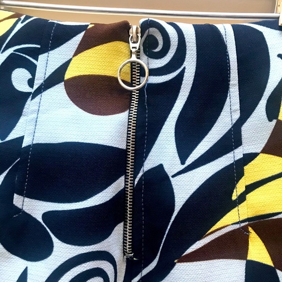 Zara women mini skirt with zip up back.    Size XS - Picture 4 of 5